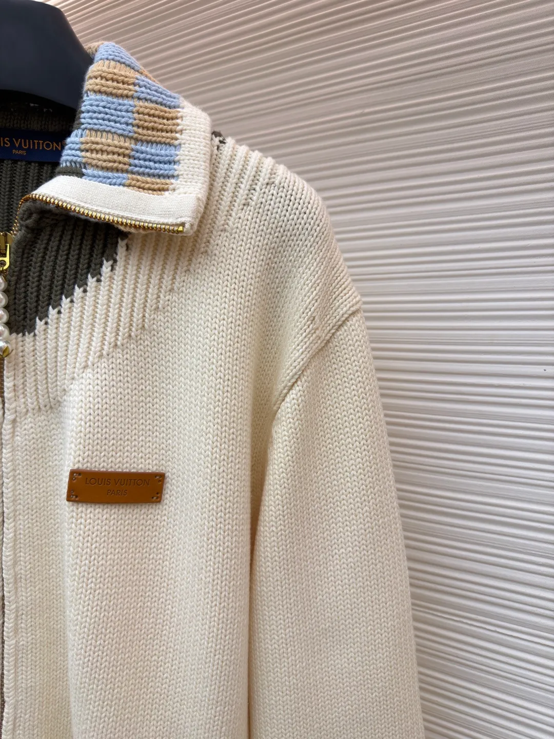 LOUIS VUITTON letter badge iridescent color-blocking knitted tunic jacket ●Original version: purchased and developed for 23600 ●Item number: 1682240-B65 ●Fabric: wool blended fabric ●Technology: knitted ●Color: off-white ●Version: fitted version ●Weight: about 1340 grams ●Size: S-M-L-XL ●Description: This off-white knitted zipper cardigan is made of Australian merino wool blended worsted yarn and uses a coarse needle plain weave process. The fabric texture is full and three-dimensional, with a soft touch and excellent warmth retention. The yarn has been treated with anti-pilling treatment to prevent pilling after long-term wear. The neckline is spliced ​​with contrasting striped ribs, which are made using yarn-dyed jacquard technology. The pattern has distinct colors and does not fade. The placket is equipped with a customized metal zipper, and the chain teeth are polished and electroplated, making it smooth and anti-oxidation. The leather logo plate on the left side of the body is fixed by hand caulking, and the edges are neatly routed; the cuffs and hem are edged with high-elastic ribs to keep them from becoming loose after long-term wear. The overall design adopts a loose shoulder cut, and the seams between the shoulders and the body are seamlessly embedded and clipped. The stitching is smooth and has no foreign body feeling. The spacing of each stitch is precisely controlled, showing the ingenuity of high-end knitted clothing. The overall wiring is straight and delicate, the fabric is comfortable and soft, and the color is consistent without color difference. It can be matched with the same style to create a fashionable look and control various occasions. Customized accessories, complete with three standards, same style for men and women!